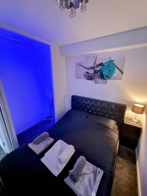 Sleek & Stylish - E15 Apartment With Parking